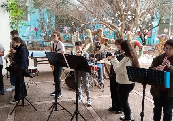 תלמידי כיתת מוסיקה משכבת ז’, ח’ וט’. בבמה פתוחה. ניגנו מחרוזת שירי מייקל ג’קסון