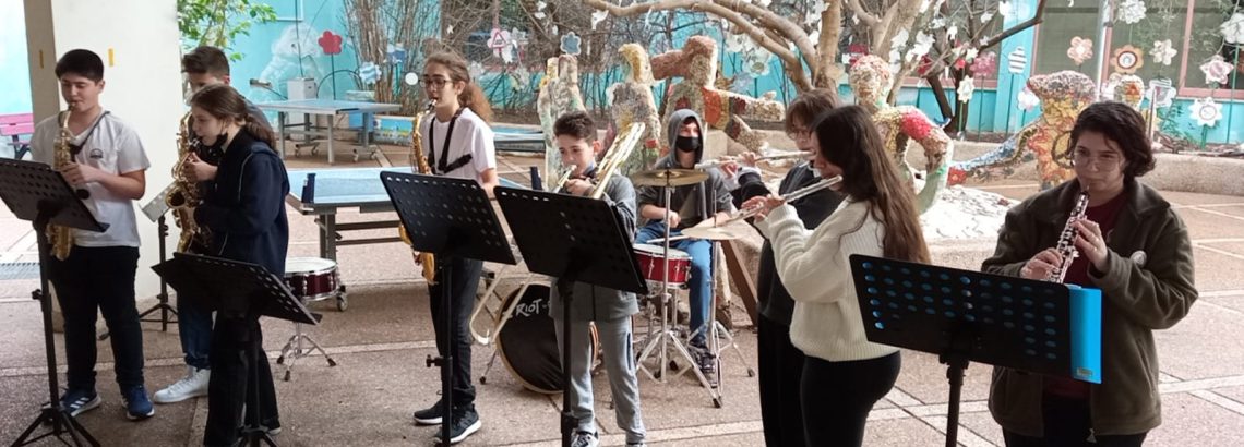תלמידי כיתת מוסיקה משכבת ז’, ח’ וט’. בבמה פתוחה. ניגנו מחרוזת שירי מייקל ג’קסון