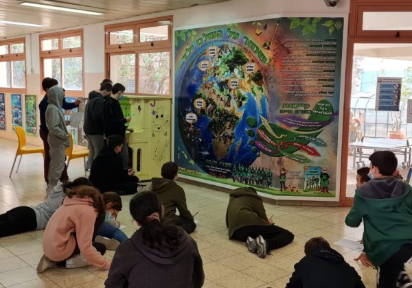 תלמידי ז’ לומדים על ערך הקיימות ושמירה על הסביבה
