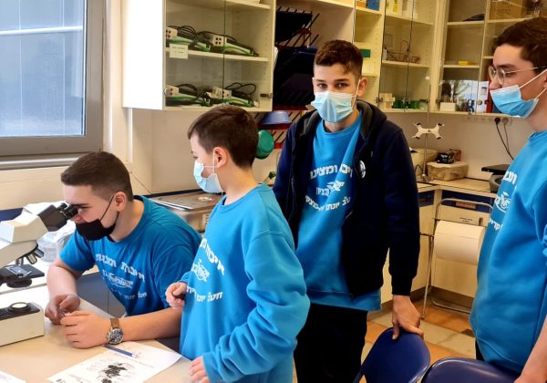 תלמידי אורטכניון ח’ בסדנאות מדעיות בטכניון