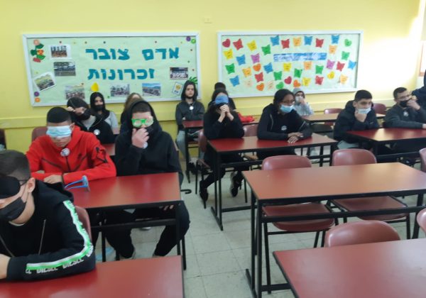תלמידי ט בהרצאה על ידי עו”ס לוסי אוטמזגין