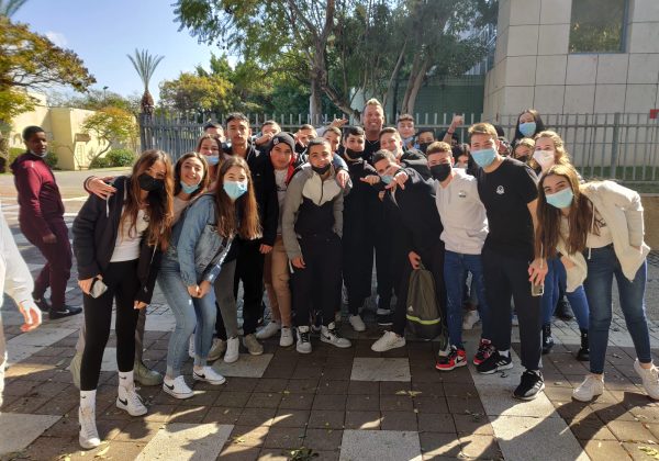 תלמידי שכבה ט’ שמעו הרצאה עם ג’ון הבריון ביום חלוקת התעודות