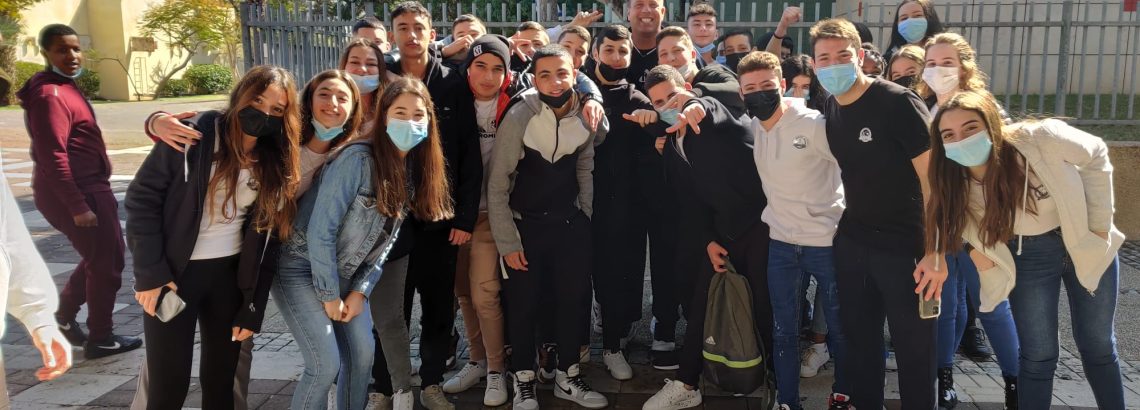 תלמידי שכבה ט’ שמעו הרצאה עם ג’ון הבריון ביום חלוקת התעודות