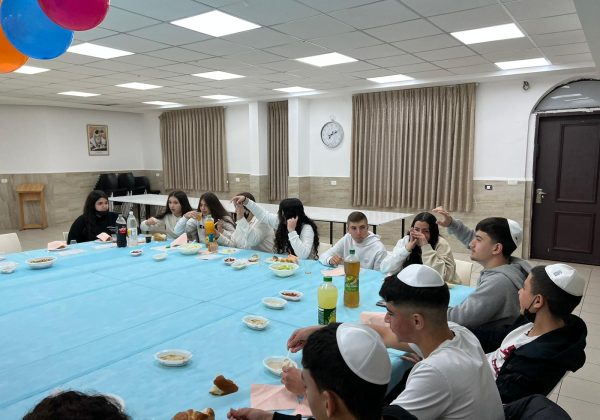 תלמידי ט’ בקבלת שבת עם בנות השירות הלאומי