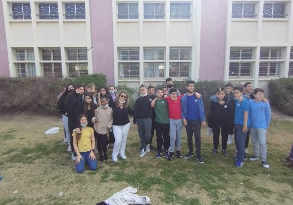 שכבת ז’- ז’2 בארוחה כיתתית מגבשת לכבוד סיום מחצית א’ ותחילת מחצית ב’