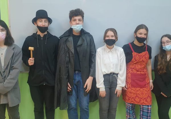 תלמידים מציגים באנגלית סצינות מתוך סיפור הנלמד ביחידה הספרותית – דוברי אנגלית שכבת ח’