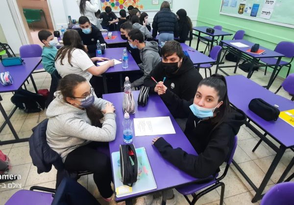 שיעור חינוך בנושא נזקי העישון – תלמידי קבוצת עמיתים שכבת ח’
