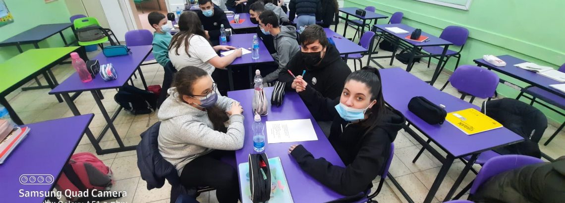 שיעור חינוך בנושא נזקי העישון – תלמידי קבוצת עמיתים שכבת ח’