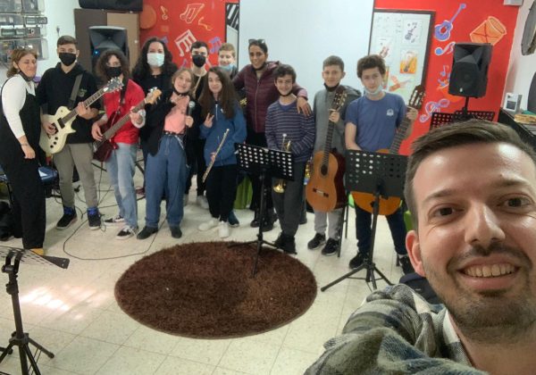 תלמידי כיתת המוזיקה ח’1 בהרכב הבית ספרי