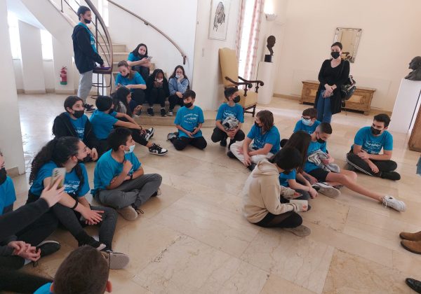 תלמידי ח’ מדעית במכון ויצמן בסיור בביתו המקורי של נשיאה הראשון של מדינת ישראל