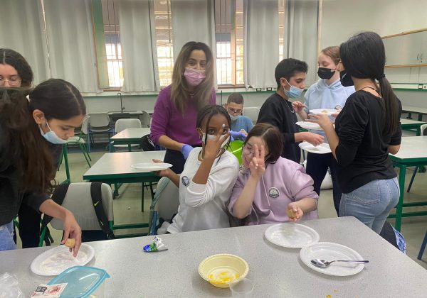 תלמידי מדעית ח’ הכינו אוזני המן מקמח כוסמין כחלק מחינוך לבריאות
