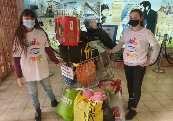 נציגי מועצת תלמידים בחטיבה מחבקים ומתגייסים באיסוף תרומות למען פליטי אוקראינה