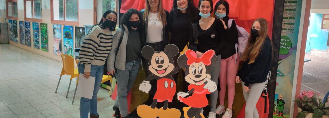 חגיגות פורים החלו בחטיבת ,”יונתן” . לובי החטיבה הפך לאולם קולנוע בו מוסרטים סרטי וולט דיסני