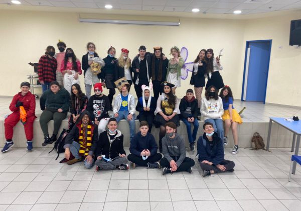 תלמידי שכבה ז’ בפעילות “מכתבי יוני” התלמידים למדו את מורשתו של יוני נתניהו ותרומתו למדינה דרך קריאת מכתביו