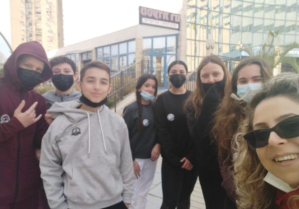 תלמידי מדעית ח’ מתנסים בשיטות נגרות במסגרת הנדסה יוצרת
