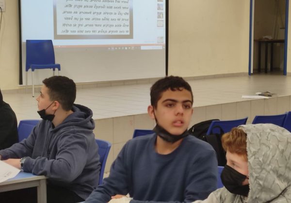 תלמידי כיתה ט’ מתכננים ניסוי המתאר את הגורמים המשפיעים על האנרגיה הקינטית של גופים שונים במהלך שיעור פיזיקה