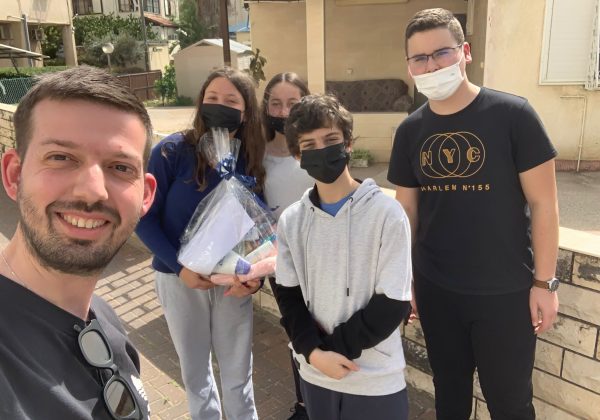 חלוקת חבילות שי לקראת חג הפסח לקשישי מוצקין – שכבת ח’