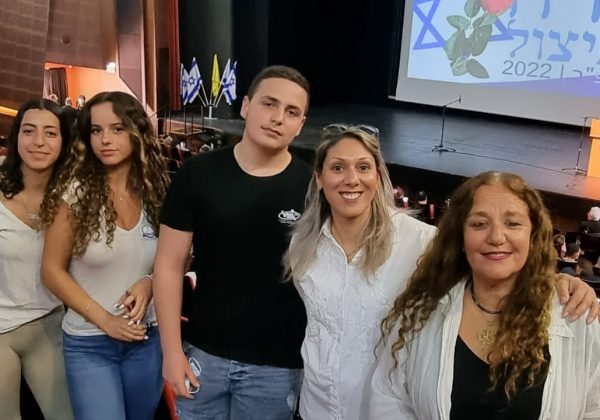 נאמני שואה שכבת ט’ בטקס מרגש “פרח לניצול” בשיתוף נציגות חיילות צהל ושורדי שואה
