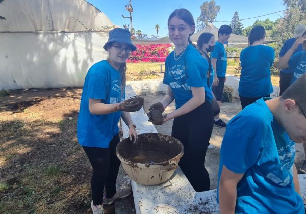 ח’ מדעית בפעילות חוויתית בחווה החקלאית
