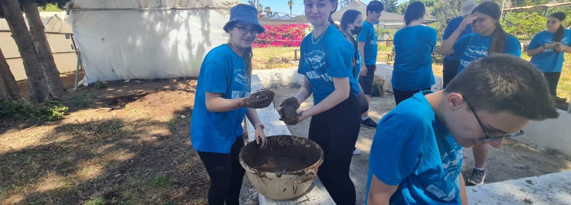 ח’ מדעית בפעילות חוויתית בחווה החקלאית
