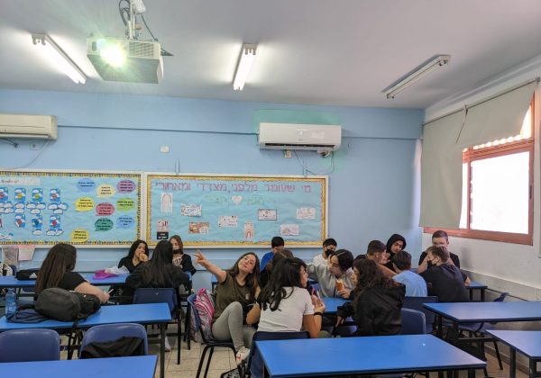 העמיתים האלופים משכבה ח’ מעבירים פעילות בנושא מניעת עישון ולחץ חברתי בשכבה ז’