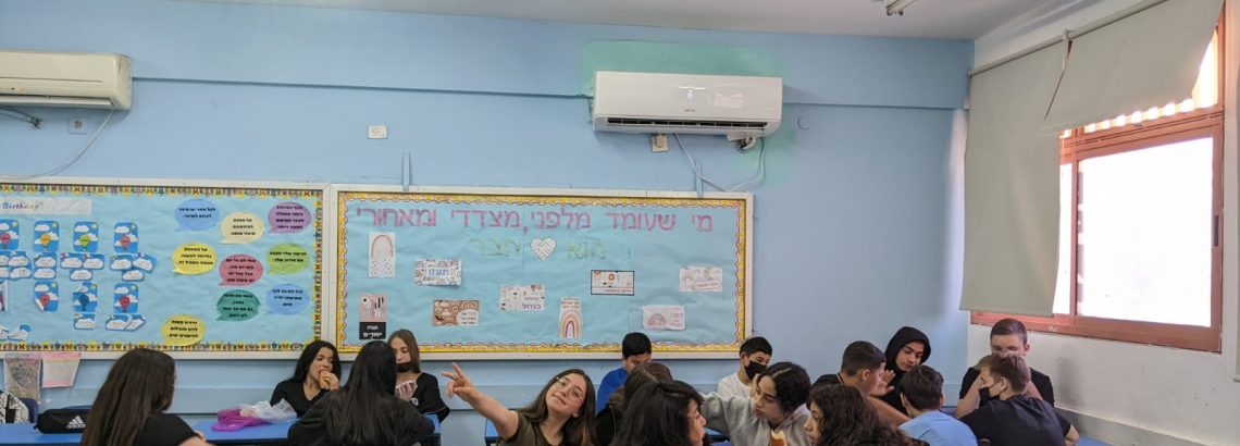 העמיתים האלופים משכבה ח’ מעבירים פעילות בנושא מניעת עישון ולחץ חברתי בשכבה ז’