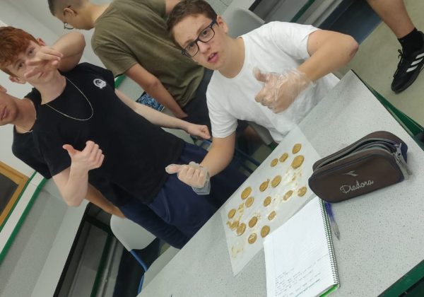 תלמידי שכבה ט’ “מבריאים” מתכון לעוגיות חמאה כחלק מלימודי ההזנה בשיעור ביולוגיה