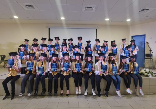 תלמידי ט’ מדעית מסכמים שנתיים של חוויה מדעית בכנס מדעי