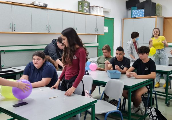 תלמידי שכבת ט’ לומדים את השפעת שטח הפנים של מצנח על מהירות גוף נופל