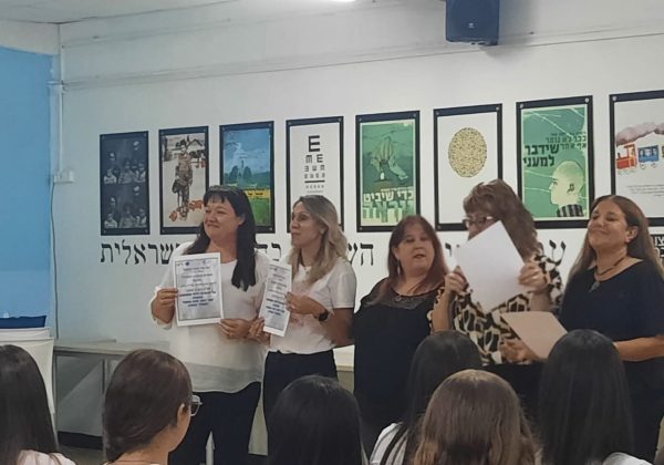 מפגש סיום מרגש -תלמידי ט נוער למען זיכרון שואה ונציגי ט’1 כיתת המוזיקה אשר הנעימו את המפגש בנגינה