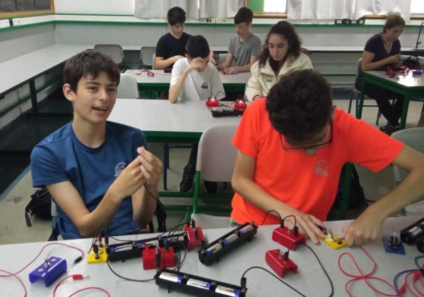 תלמידי ט’ בניסויים בנושא חשמל ותגובות כימיות. משגרים טילים עקב לחץ גזי