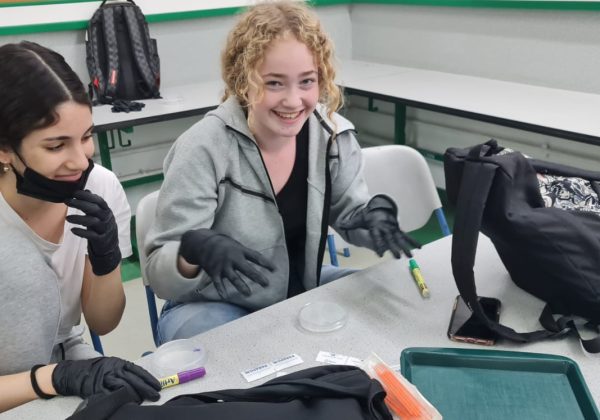 תלמידי כיתה מדעית ט’ לומדים וחוקרים מיקרואורגניזמים🦠 שונים בצלחות פטרי