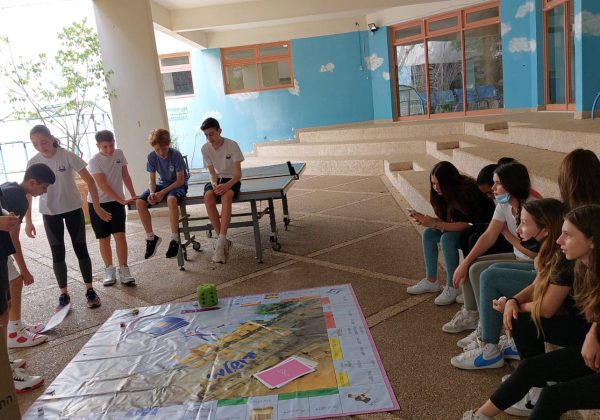 משחקים ונהנים במשחק מונופול בנושא ירושלים לכבוד יום ירושלים