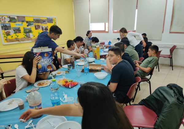 תלמידי שכבה ט’ חוגגים שבועות במשחק ומאכלי חלב