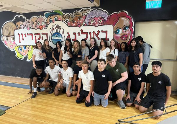 תלמידי ט’ בגיבוש כיתה בבאולינג
