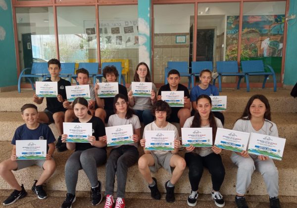 תלמידי ח’ אשר זכו בתחרות צילום “לעוף על כדה”א” עם תעודות הזכייה במקום הראשון