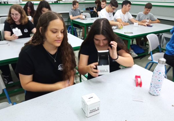 תלמידי ט’ מדעית במפגש מעבדתי מסכם של חוויה מדעית דו שנתית