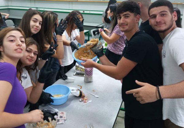 תלמידי שכבה ט’ מסכמים את נושא ההזנה בעזרת “הבראת” מתכונים בשיעור ביולוגיה