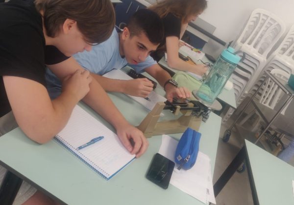 תלמידי שכבה ט’ חוקרים את הקשר שבין מסה למשקל בשיעור פיזיקה