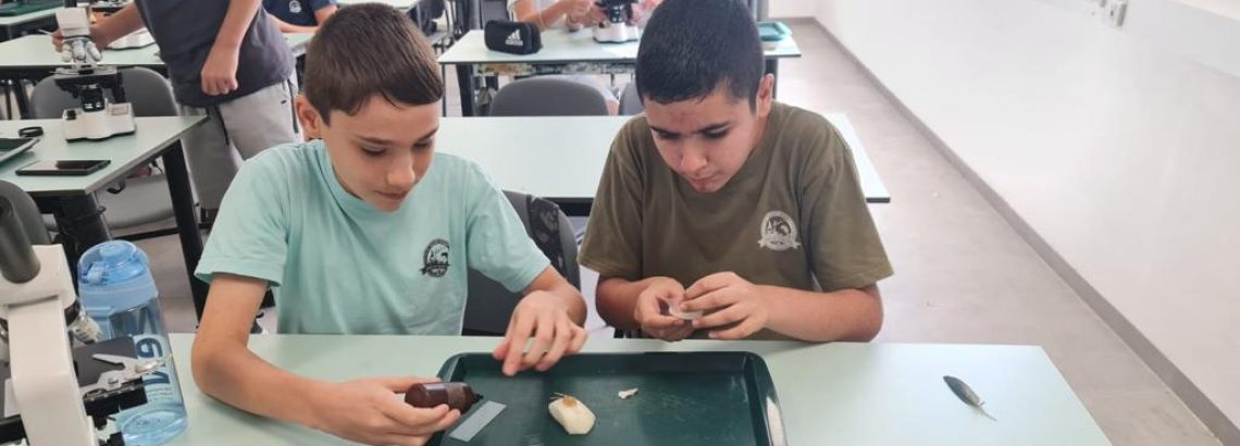תלמידי כיתה ח’ מדעית למדו על השימוש במיקרוסקופ האור וצפו בדגימות של תאי בצל שהכינו בעצמם🔬