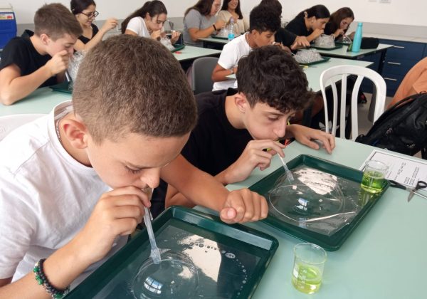 תלמידי ח’ מדעית באתגר בועת סבון. למדו על העקרונות המדעיים מאחורי המבנה הכדורי של בועת הסבון ויצרו בועות ענק