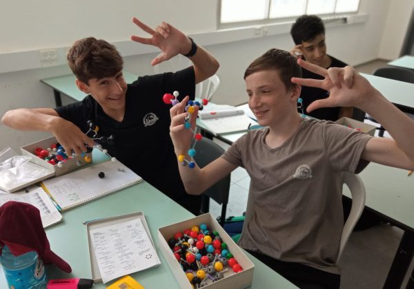 תלמידי ח’ לומדים בשיעור פיזיקה על מבנה החומר על ידי הרכבת מולקולות