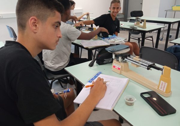 תלמידי ט’ מתנסים במדידות מסה ומשקל על ידי מאזניים ומד כוח ומצאו את הקשר ביניהם