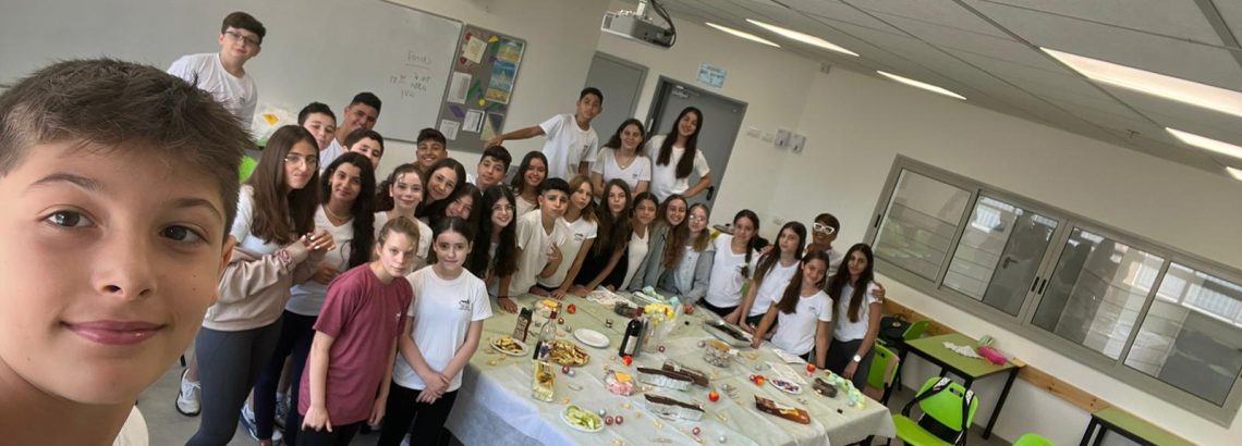 הרמת כוסית, תקיעת שופר, משחקים וברכות עם צוות ותלמידי שכבת ז’