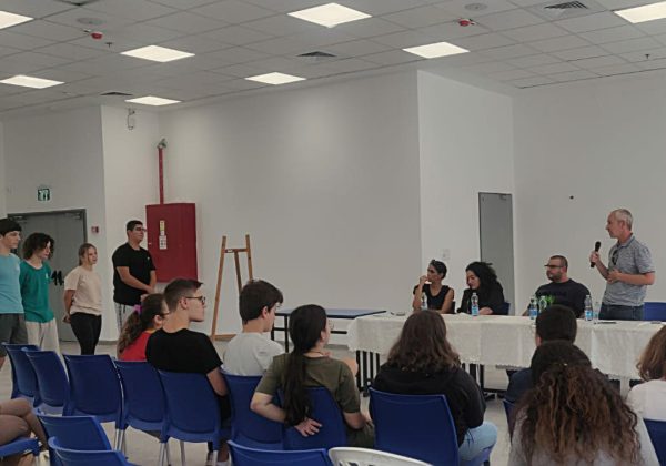 תלמידי ט’ מדעית מציגים את נושאי המחקר במפגש מלמד ומרגש עם מהנדסי רפאל במסגרת תכנית המחקר השנתית יואל 8🌏