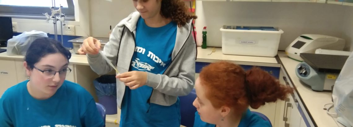 תלמידי אורטכניון ז’ בסיור מדעי בטכניון – לומדים ונהנים בסדנאות מדעיות.