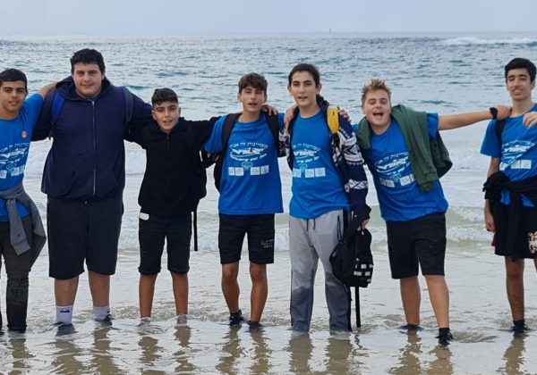 תלמידי כיתה ח’ מדעית בסיור להכרת חוף הים החולי והסלעי.