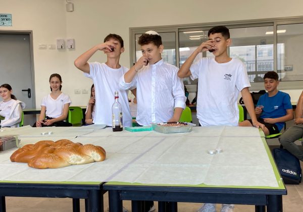 תלמידי ז’ מקבלים את השבת מתגבשים ונהנים