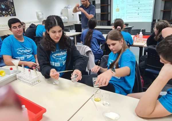 תלמידי כיתה ט’ מדעית ביום עיון במכון ויצמן שבו חקרו על מבנה התרופות בעידן המודרני ועל השפעתן על גוף האדם