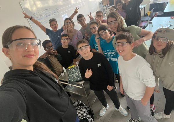 תלמידי מצוינות מדעים חוקרים את תהליך הבעירה במגוון ניסויים